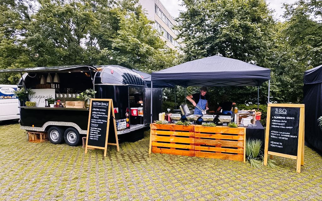 BBQ und Fritten auf einer Firmenfeier