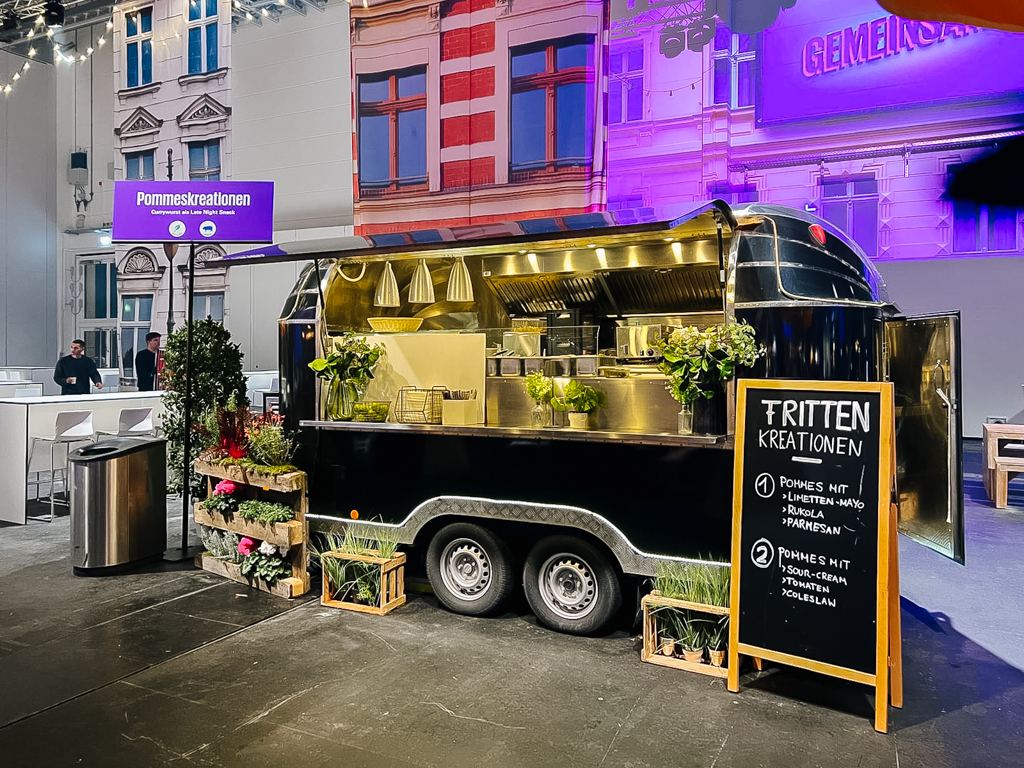 Loaded Fries und Streetfood aus dem Foodtruck auf einer Messe in NRW