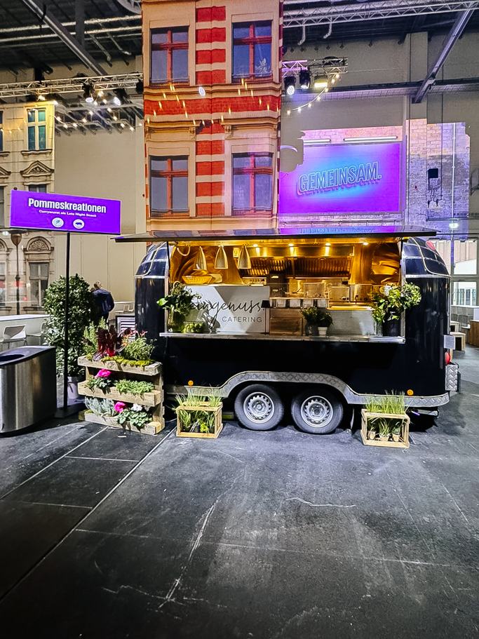 Foodtruck frontal auf einer Messe