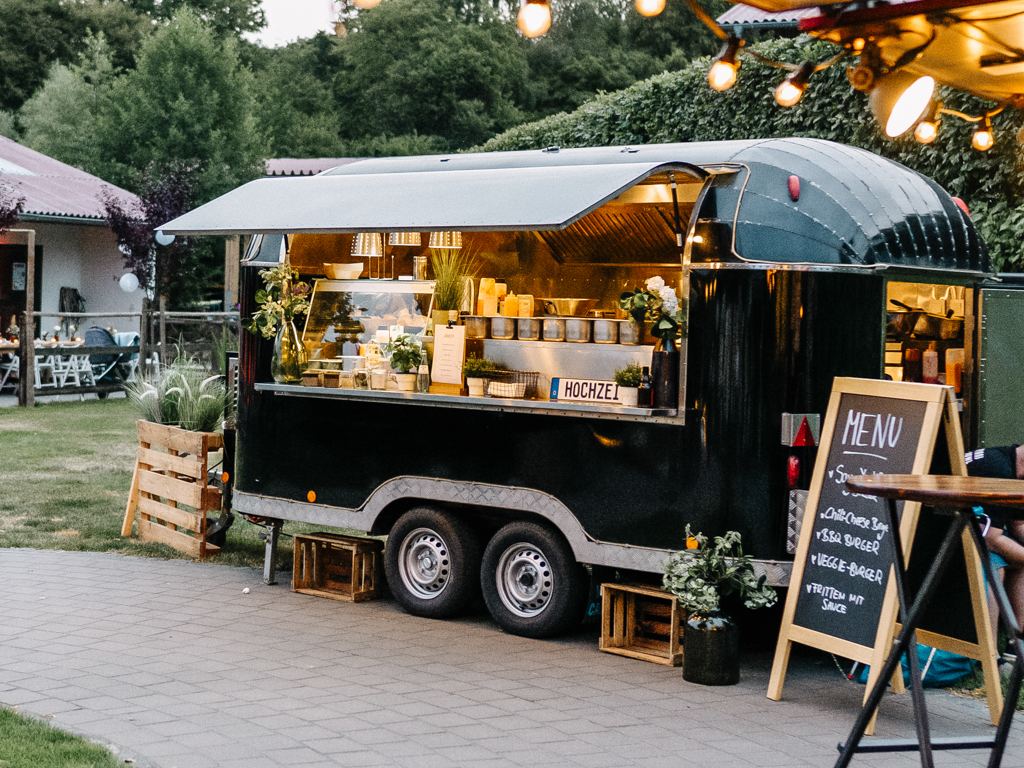 Foodtruck am Abend mit Burger-Ausgabe